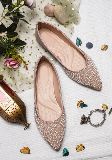 TRYME Round cut Pearl Stone Embellished Ethnic Juttis