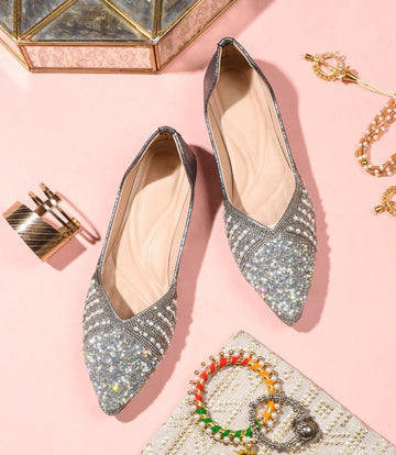 TRYME Floral Embellished Stone Beaded Women's Festive Juttis
