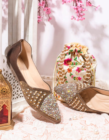 TRYME Floral Embellished Stone Beaded Women's Festive Juttis