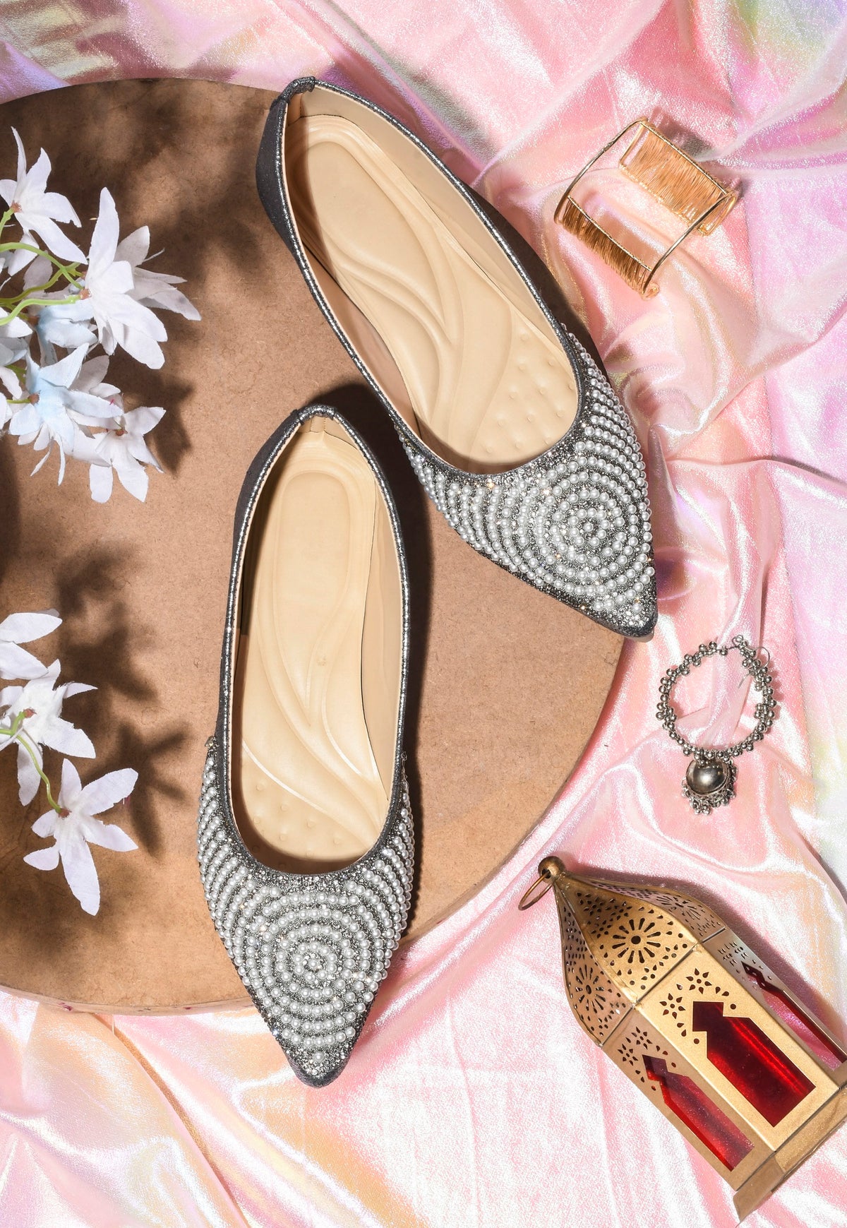 TRYME Round cut Pearl Stone Embellished Ethnic Juttis