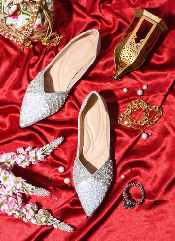 TRYME Floral Embellished Stone Beaded Women's Festive Juttis