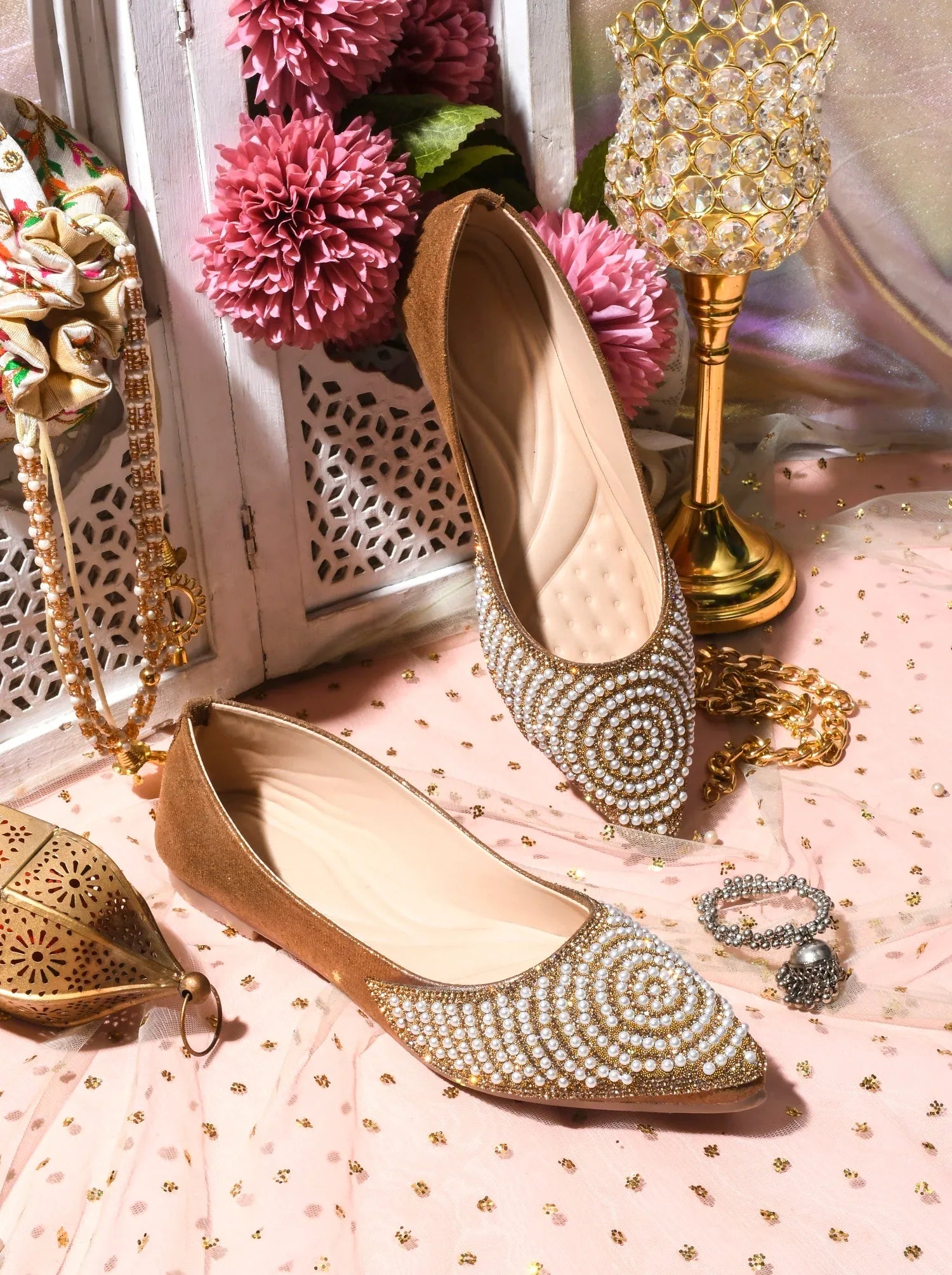 TRYME Round cut Pearl Stone Embellished Ethnic Juttis