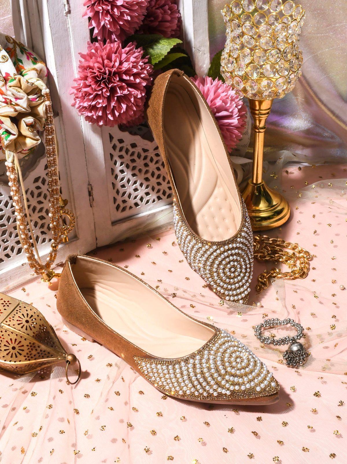 TRYME Round cut Pearl Stone Embellished Ethnic Juttis