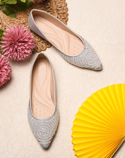 TRYME Round cut Pearl Stone Embellished Ethnic Juttis