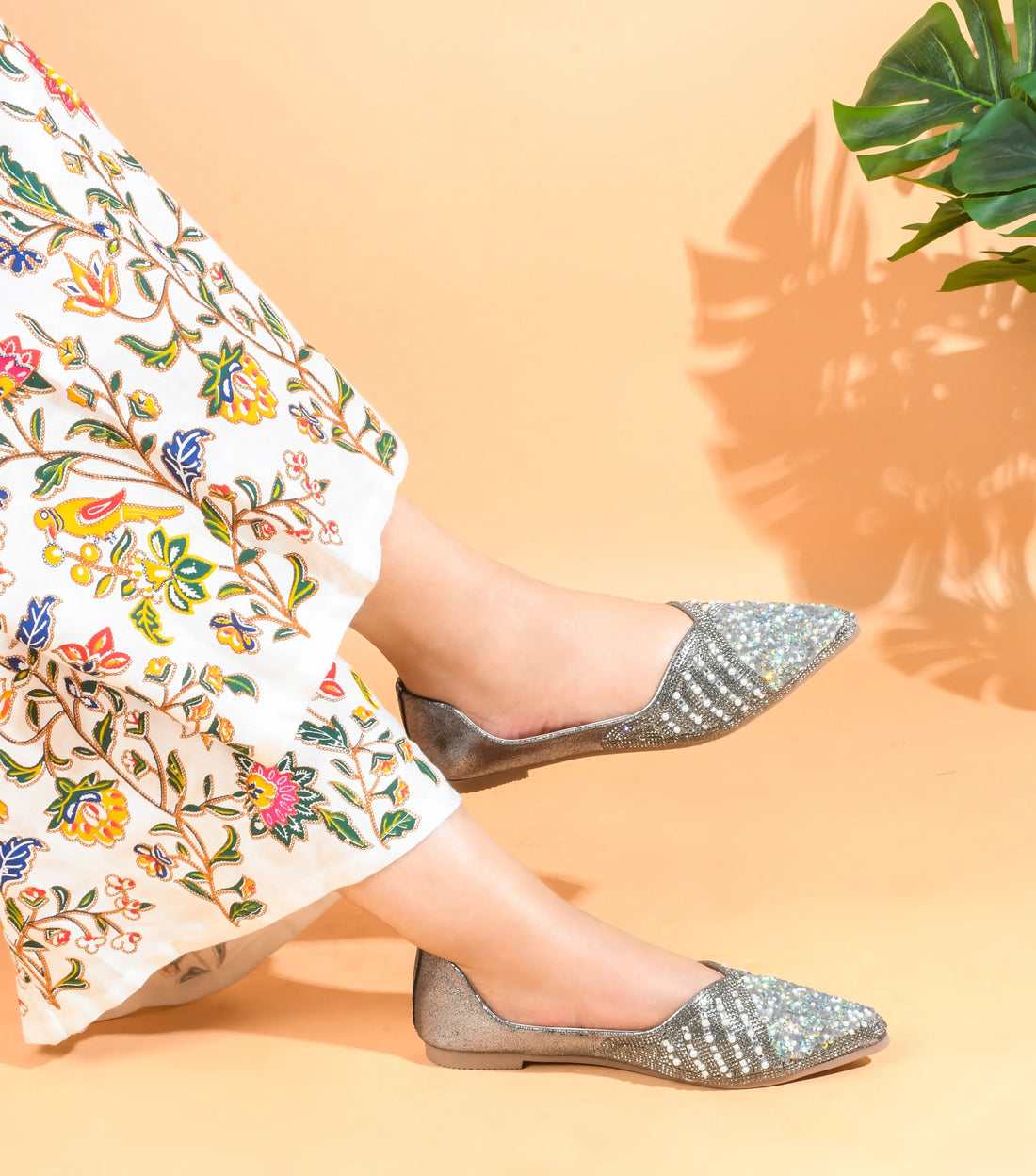 TRYME Floral Embellished Stone Beaded Women's Festive Juttis
