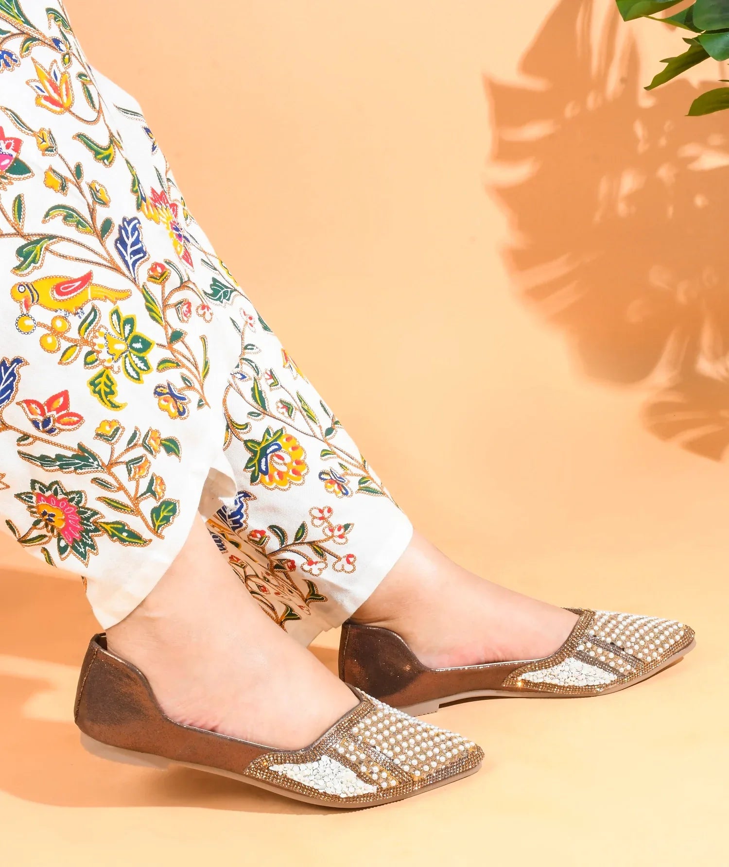 TRYME Ethnic Women's Stone Pearl Embellished Juttis
