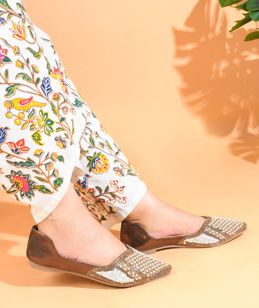 TRYME Ethnic Women's Stone Pearl Embellished Juttis