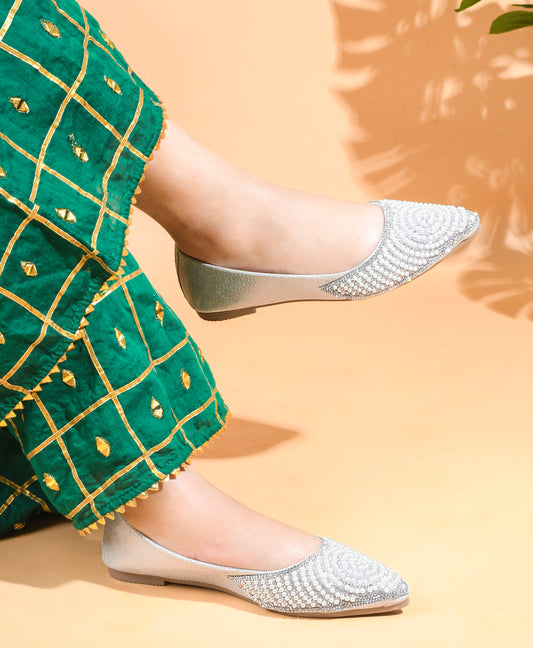 TRYME Round cut Pearl Stone Embellished Ethnic Juttis