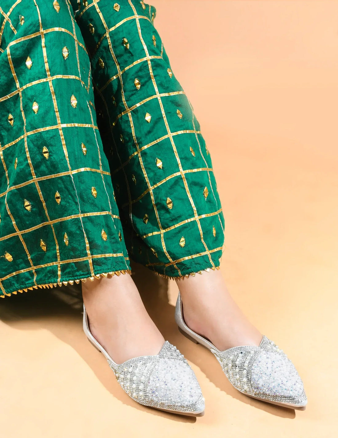 TRYME Floral Embellished Stone Beaded Women's Festive Juttis