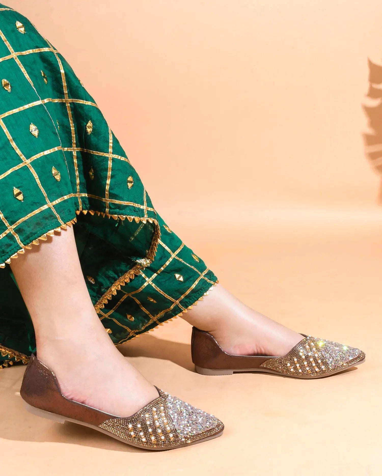 TRYME Floral Embellished Stone Beaded Women's Festive Juttis