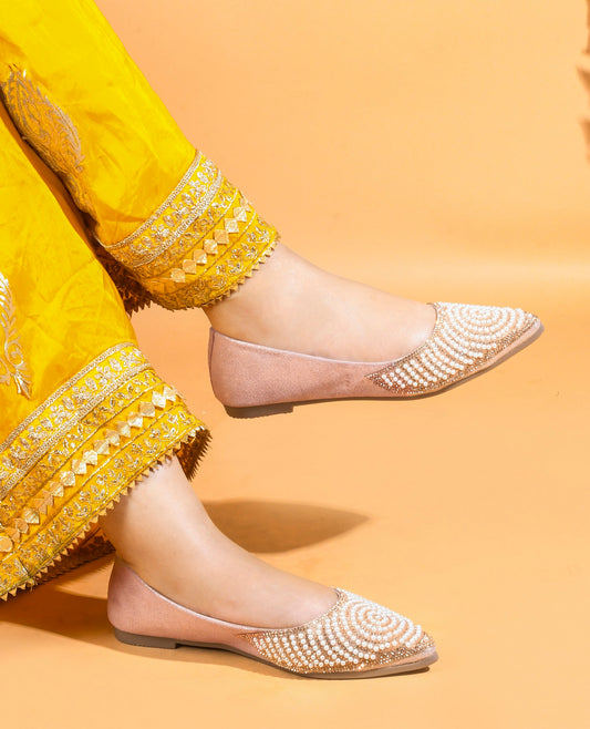 TRYME Round cut Pearl Stone Embellished Ethnic Juttis