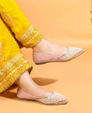 TRYME Round cut Pearl Stone Embellished Ethnic Juttis