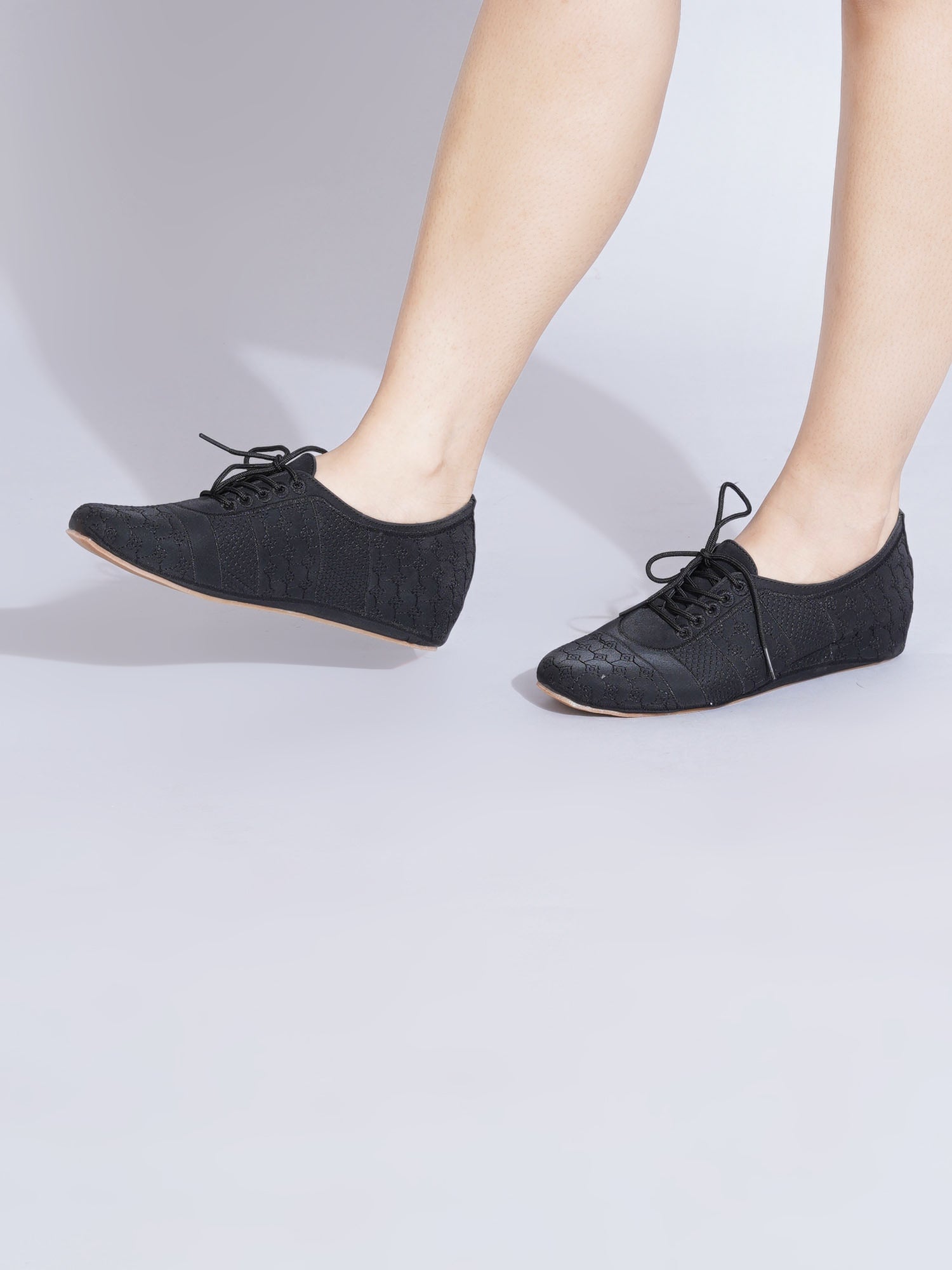 Textured Women's Lace-Up Oxford Casual Shoes