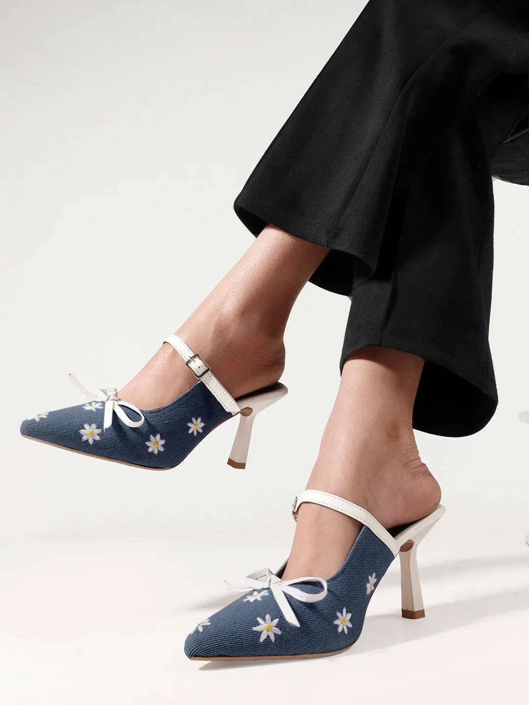 Fashion Heels with Buckle Strap and Pointed Toe Design