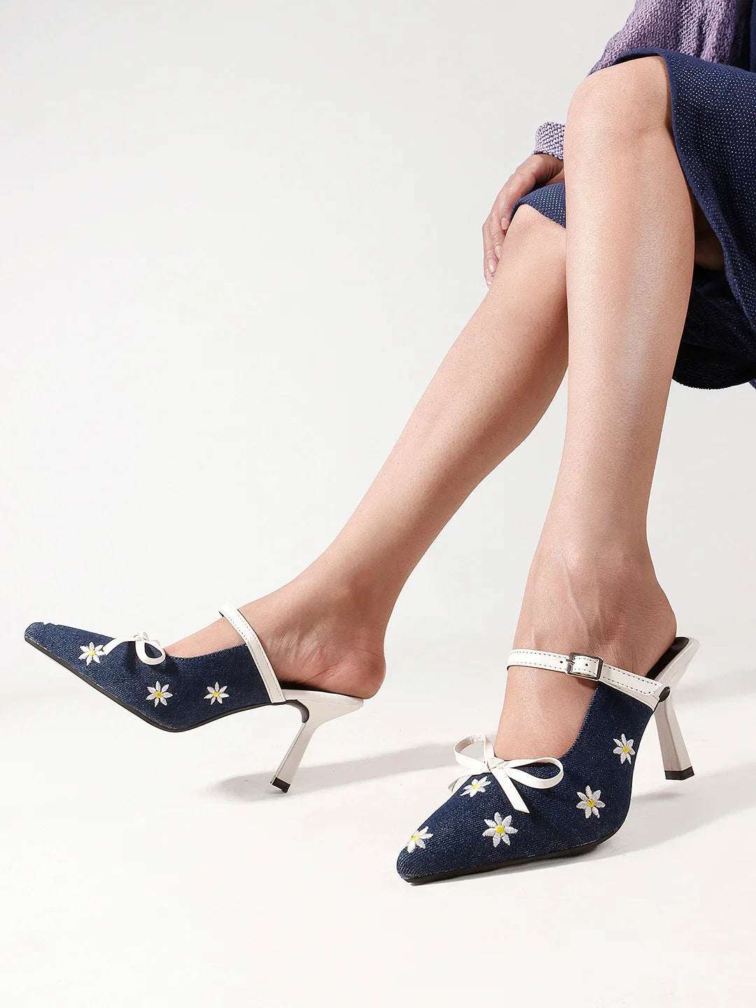 Fashion Heels with Buckle Strap and Pointed Toe Design